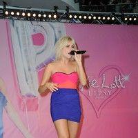 Pixie Lott performs after unveils her Autumn/Winter range | Picture 87752